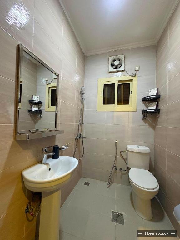 Modern 1-Bedroom Apartment in Batha Quraish Photo